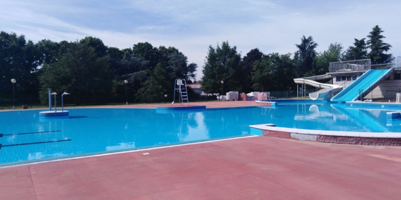 La Piscina Comunale è situata nella zona Nord-Ovest del Comune di Paderno Dugnano in un complesso circondato dal parco di Paderno, immerso nel verde, dotato di ampio parcheggio.